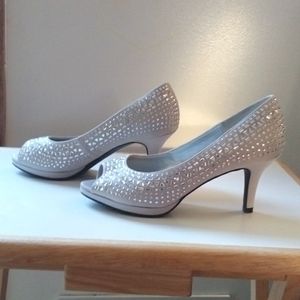 NWOT SHOES. Sz 6 Silver  Rhinestones.
